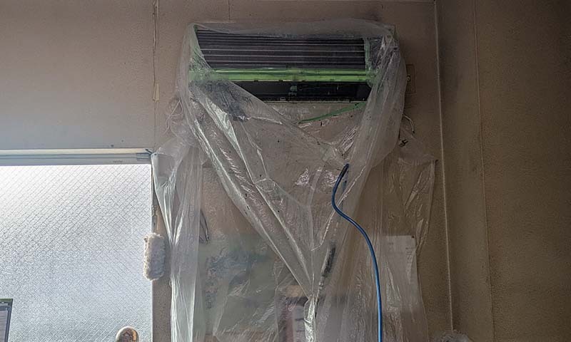 壁掛けエアコン洗浄中